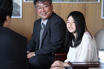 燕市立吉田小学校児童会ボランティア委員会が募った義援金4万5,423円を鈴木燕市長に届けた富所さんと引率の玉橋教諭