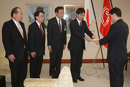 泉田知事に要望書を提出、左から斉藤三条商工会議所会頭、細川燕商工会議所副会頭、国定三条市長、鈴木燕市長