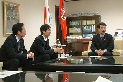 燕、三条の両市長と両商工会議所がそろって24日、燕三条地域での放射能の検査機関の認定と消費自粛ムードへの対応を泉田裕彦県知事に要望