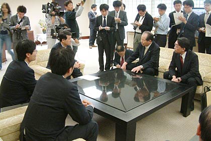 燕、三条の両市長と両商工会議所がそろって24日、燕三条地域での放射能の検査機関の認定と消費自粛ムードへの対応を泉田裕彦県知事に要望