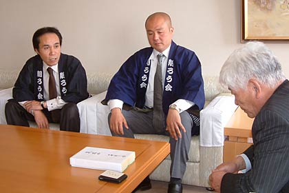 第1回三条削ろう会　東日本大震災復興祈願・三条記念事業の会場の設置した募金箱に寄せられた善意3万8,000円余りを寄付する左から記念事業の明間実行委員長と三条削ろう会の山崎代表、吉田副市長