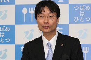定例記者会見を行う鈴木燕市長