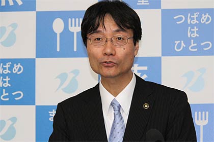 定例記者会見を行う鈴木燕市長