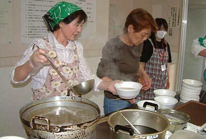 帰郷を前に避難所で世話になった礼にラーメンをふるまうう南相馬市小高区の有名店「双葉食堂」店主、豊田さん(左)