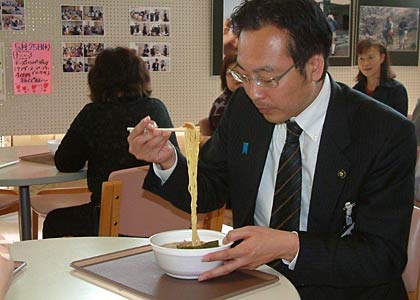 双葉食堂のラーメンを味わう国定市長