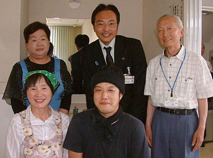 第4回「草刈賞」前列左から双葉食堂の豊田さん、「大國」の佐藤さん、後列左から、横山さん、国定市長、ソレイユの避難所の代表班長の横山さんの夫