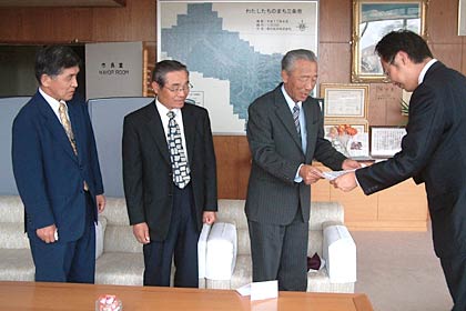 左から三条市自治会長協議会の小柳副会長、吉田副会長、土田会長、そして国定市長