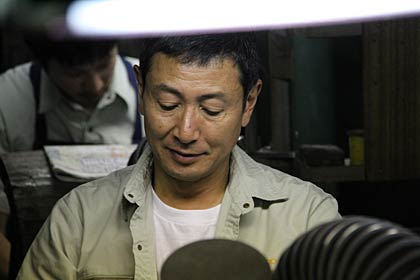 研磨職人の趣を漂わせる三田村さん