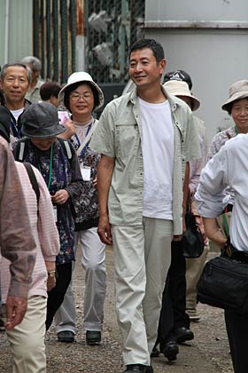 ショールームへ引率する三田村さん