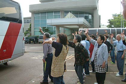 ソレイユ三条を去るバスに手を振って見送る