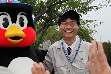 つば九郎と並んで鈴木燕市長もつい笑顔