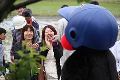 つば九郎の行くところは笑顔があふれる