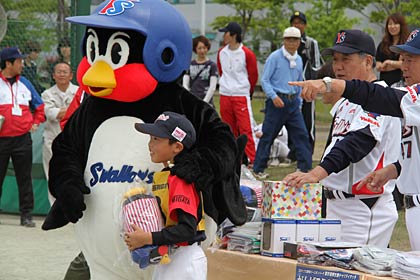 抽選会でもつば九郎は大人気