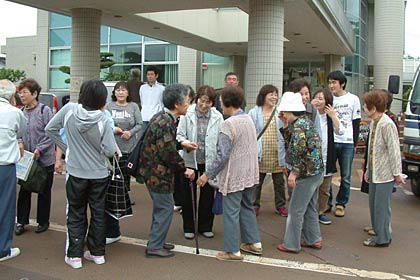 玄関前で最後の別れを惜しむ