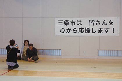 「ソレイユ三条」へ避難している人たちを励ました「三条市は　みなさんを心から応援します！」の張り紙