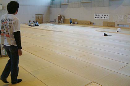 避難している人たちの荷物がなくなってがらんどうになった「ソレイユ三条」の体育館