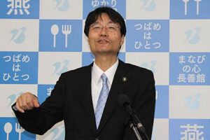 27日の定例記者会見でウルトラクールビズについて考えを話す鈴木市長