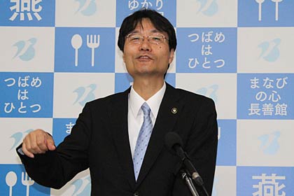27日の定例記者会見でウルトラクールビズについて考えを話す鈴木市長
