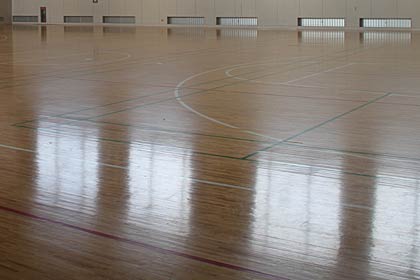 ソレイユ三条の体育館の床は、畳が敷き詰められていた写真上半分の部分は光沢がなくなった