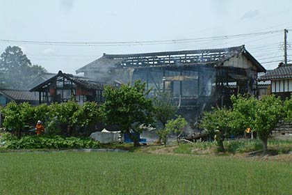 31日朝、三条市新保地内の火災現場