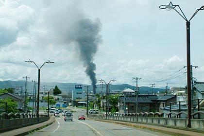 昭栄大橋からも立ち上る真っ黒い煙が見える