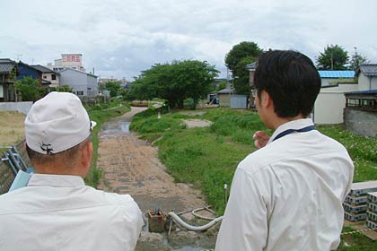 貝喰川のようすや工事状況を聞く国定市長