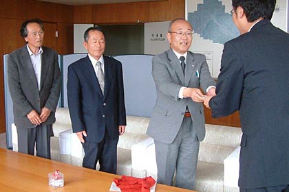国定三条市長に20万円の寄付を手渡す下大浦自治会
