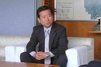 国定市長に山井社長の思いを伝える阿部管理本部長