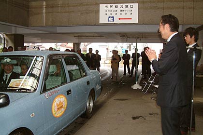 1日に市役所で行われた三条市デマンド交通「ひめさゆり」本格導入の出発式