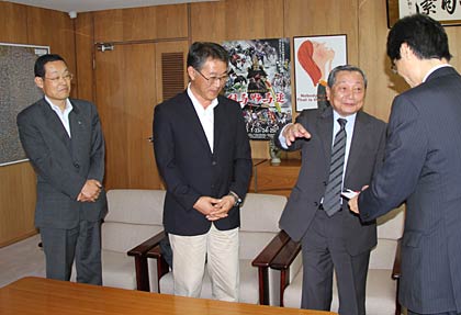  左から第四銀行燕支店の曽山支店長、燕南支店四交会の山後副会長、燕支店四交会の山崎会長、鈴木市長