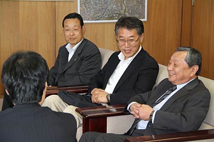 右から、燕支店四交会の山崎会長、燕南支店四交会の山後副会長、第四銀行燕支店の曽山店長、背中は鈴木市長