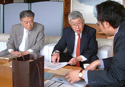 相場商事の永井取締役総務部長、相場社長、国定市長