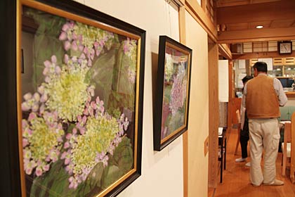 平松さんの作品が壁を飾る「茶房　若狭や」