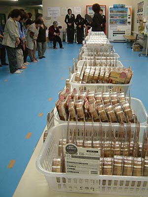 2社から寄せられた大量の化粧品