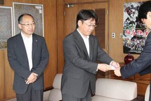 連合県央地協燕支部がメーデー参加者からの善意など21万円余りを日赤の義援金にと燕市へ