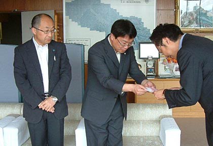 左から連合県央地協の佐藤事務局長、牧野議長、国定市長