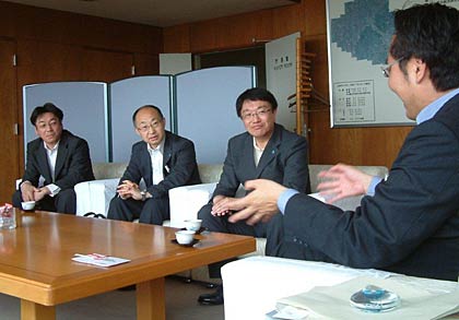 左から連合県央地協の海津副議長、佐藤事務局長、牧野議長、国定市長