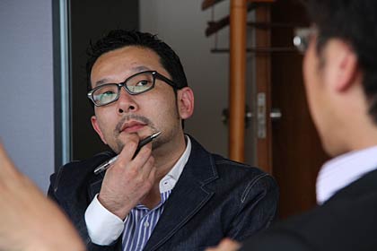 国定三条市長に取材する三条市出身の経済ジャーナリスト、相場英雄さん