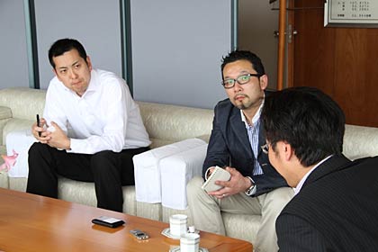 左から今回の取材をコーディネートした梨本さん、相場さん、国定市長
