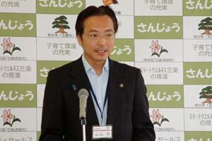 臨時記者会見を行う国定三条市長