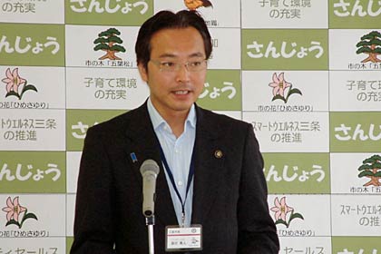 臨時記者会見を行う国定三条市長