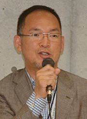 あいさつする三条デザイン研究会会長の山井スノーピーク社長