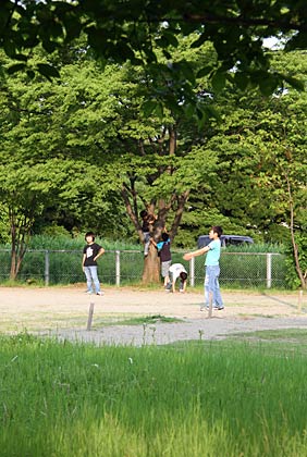 燕市井土巻地内の緑あふれる公園で遊ぶ子どもたち