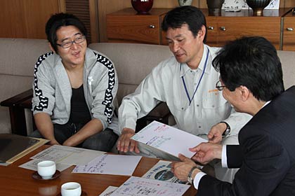 左から燕市水泳協会の有志の会の更科さん、横山さん、そして鈴木市長