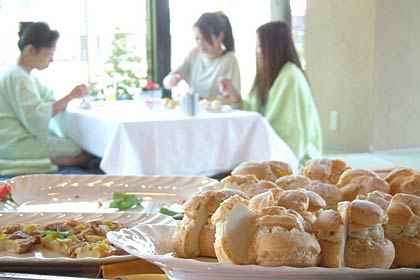 「いい湯らてい」で行われた地元下田産のサツマイモを使ったオリジナルスイーツの試食会