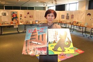 12日まで燕市立図書館で「宮西達也 絵本展」、秋の原画展に先駆けて開催