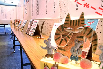 図書館職員の手作りオブジェも