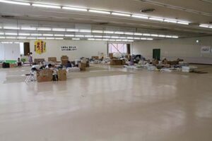 6月16日で閉鎖する三条市体育文化センターの避難所、10日は33人まで減ってがらんとしたようす