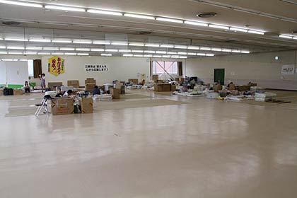 6月16日で閉鎖する三条市体育文化センターの避難所、10日は33人まで減ってがらんとしたようす