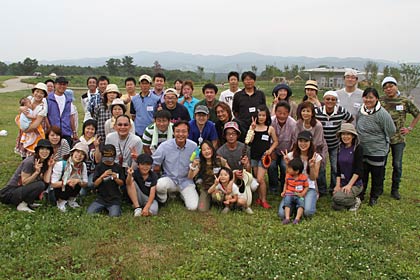 12日開かれた第0回県央どっとこむキックオフ・ランチ・ミーティング、参加者で記念の集合写真